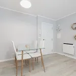 Luminoso Y Moderno En By 아파트
